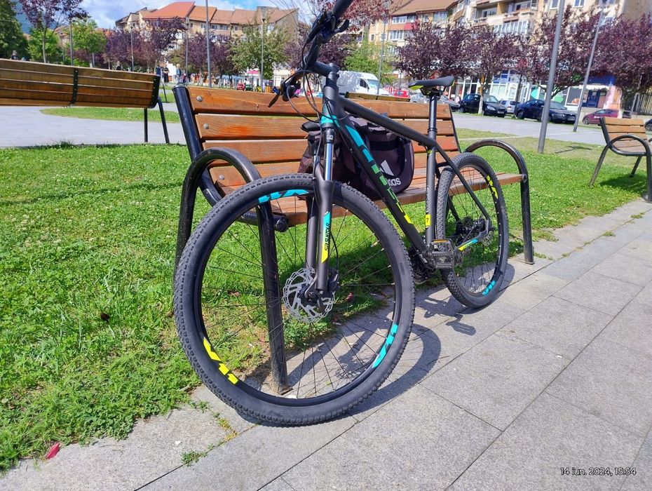 Vînd  bicicletă  cross