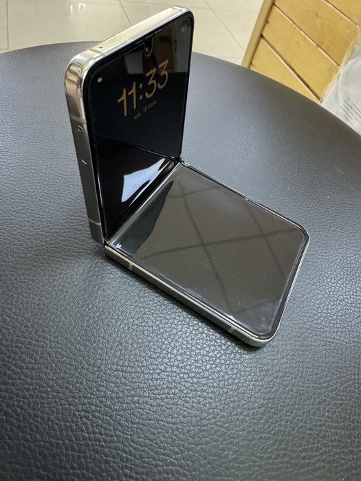Samsung Galaxy Z Flip5 с памет 256GB и цвят Cream (светлобежов/ванилия)