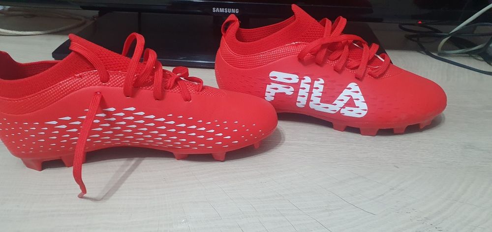 Ghete fotbal noi  fila cu crampoane de plastic .Sunt aduse din Elveția.  Sunt mărimea 38
