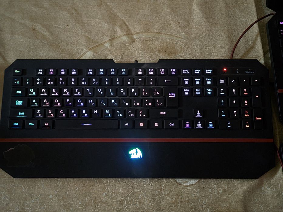 Keyboard sotilad donasi 300.000 so'm