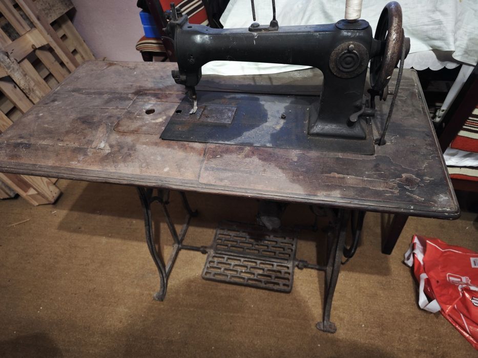 Mașina de cusut veche cu pedală
