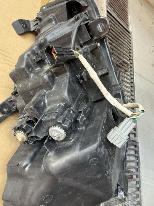 Infiniti Q50 ляв фар не адаптивен USА версия