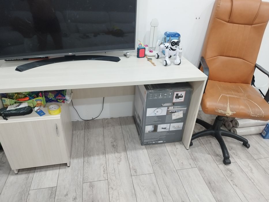 Срочно продам стол с креслом