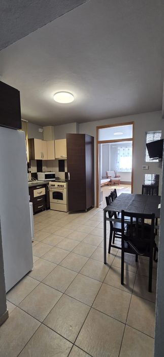 Închiriez apartament la casă zona Grădiște