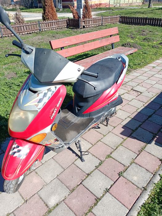 Vând scuter in 4 T