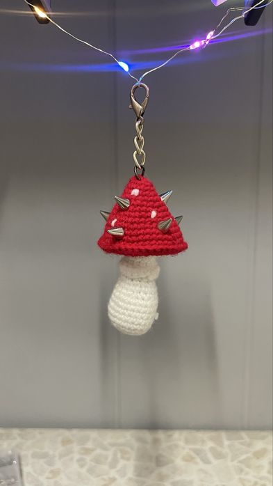 Гриб брелок с шипами