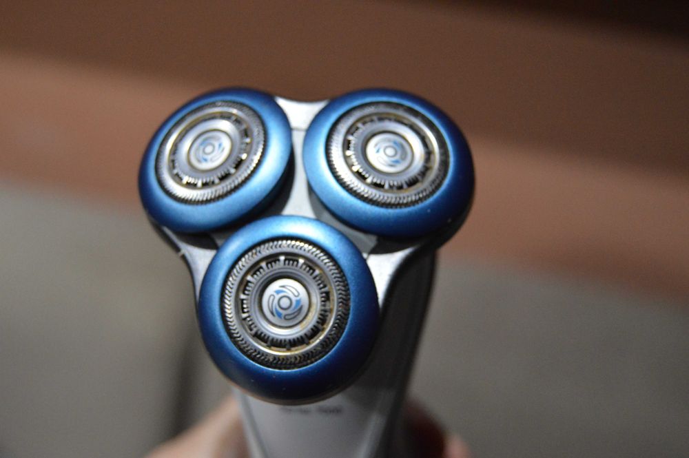 Aparat de ras Philips Series 7000 (S7710/26) + statie de curatare