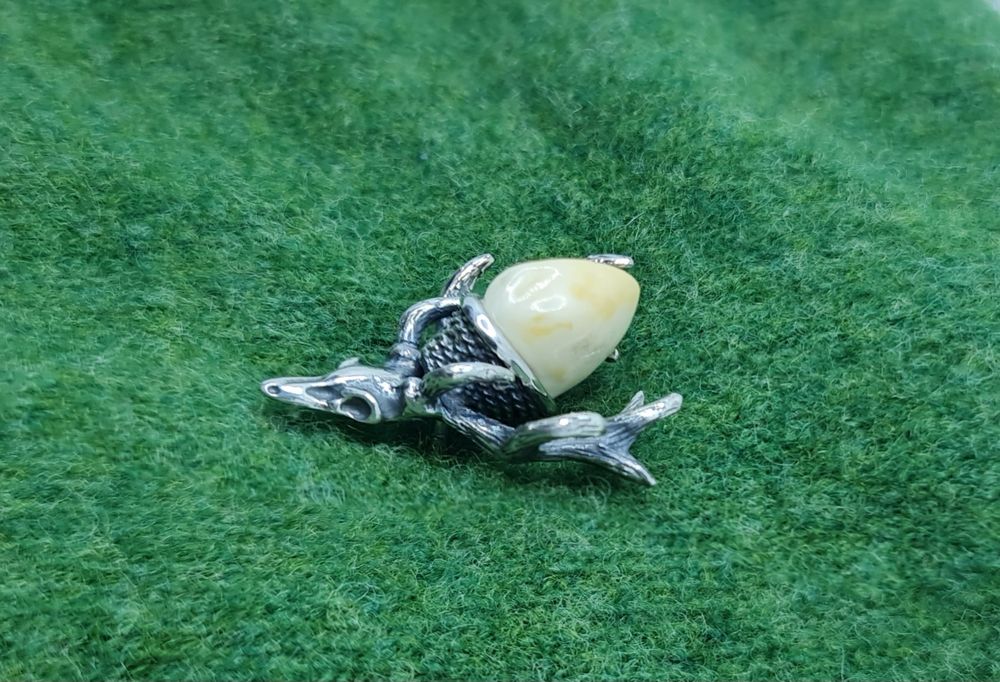 Podoabă de vânătoare din argint masiv cu cerb și dinte de cerb