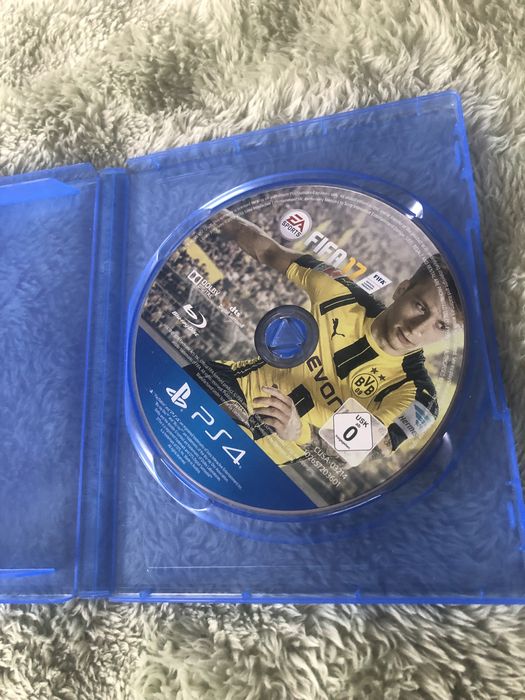 Playstation4 pro 1 TB si un controller - pachet cu FIFA 17+FIFA18