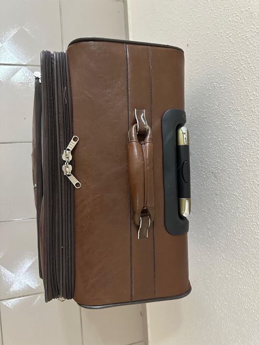 Продам Кожаный чемодан