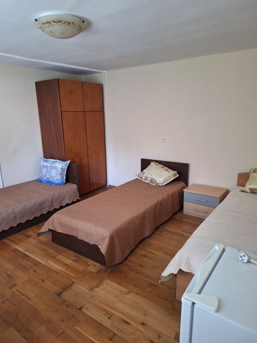 Дава се под наем Многостаен апартамент в с. Казичене, Област София-град - 100 кв.м за 6.63 € - Снимка #1