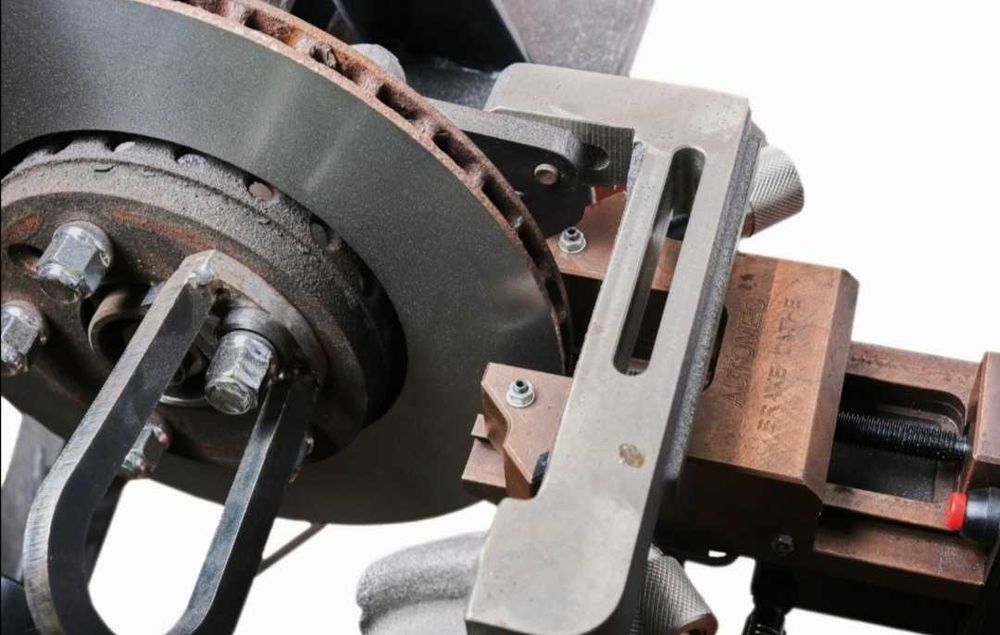 Машина за изправяне на спирачни дискове без демонтаж