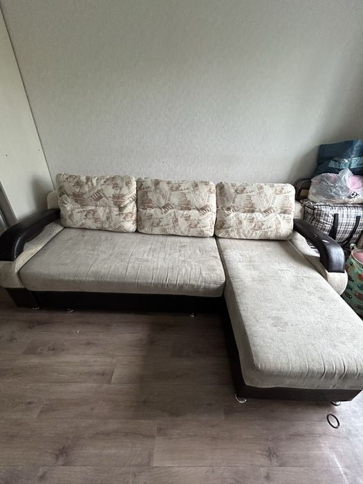 Диван угловой в хорошем состоянии