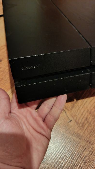 Продавам. Конзолаз джойстик и 2 бр.игри