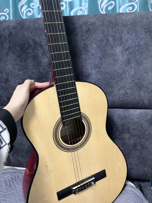 Акустическая гитара в хорошем состоянии.