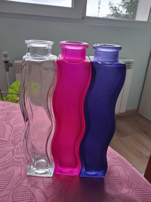 Три цветни стъклени вази