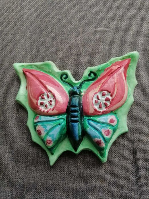 Сувенири от бяла и кафява керамика.