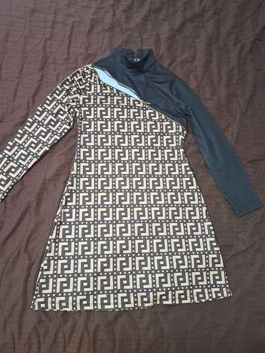 Рокля с ефектно деколте