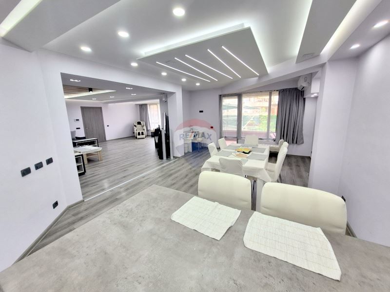 Дава се под наем Тристаен апартамент в Варна, Бриз - 160 кв.м за 1100 € - Снимка #8