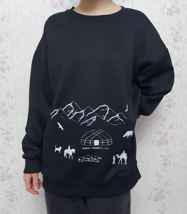 Свитшот с национальным орнаментом.