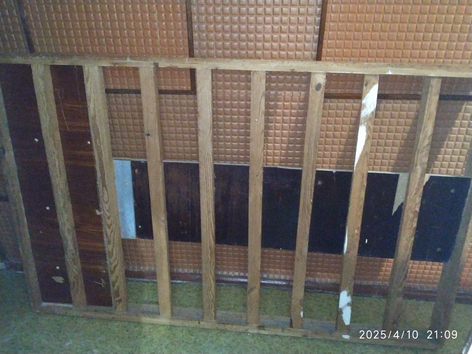 Кровать- каркас. Деревяшки