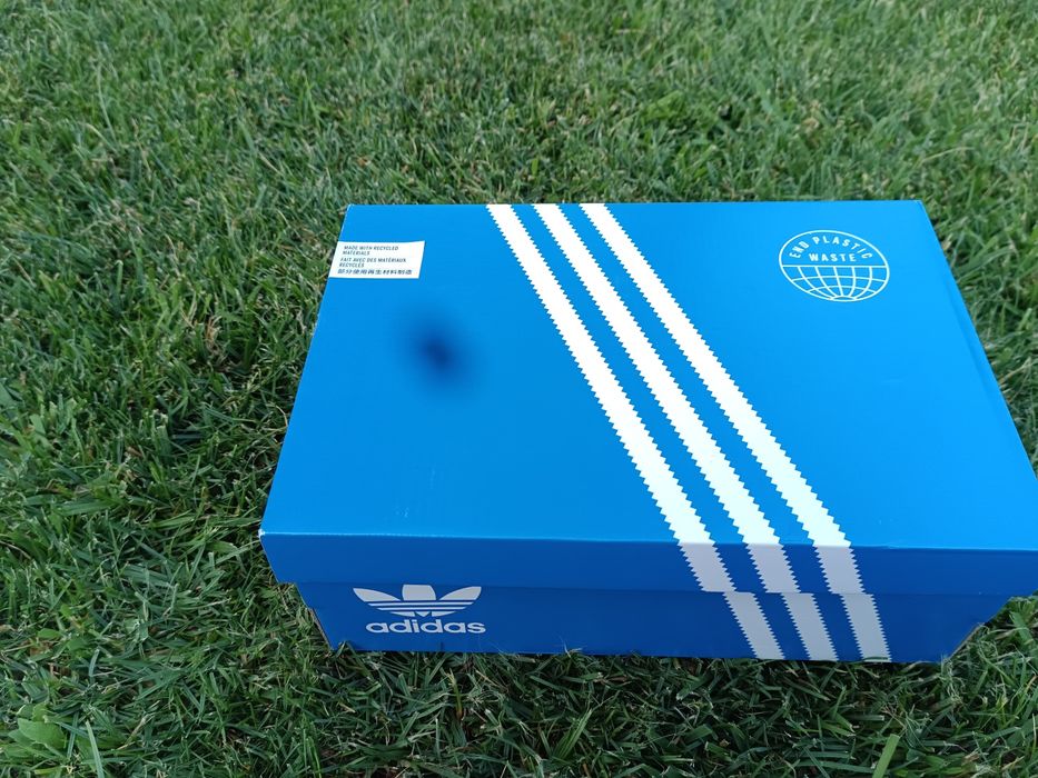Чисто нови, оригинални маратонки Adidas