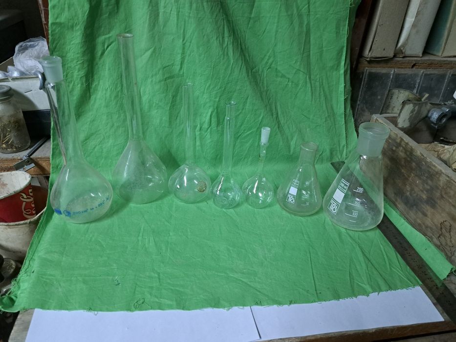 Колба мерная и коническая.