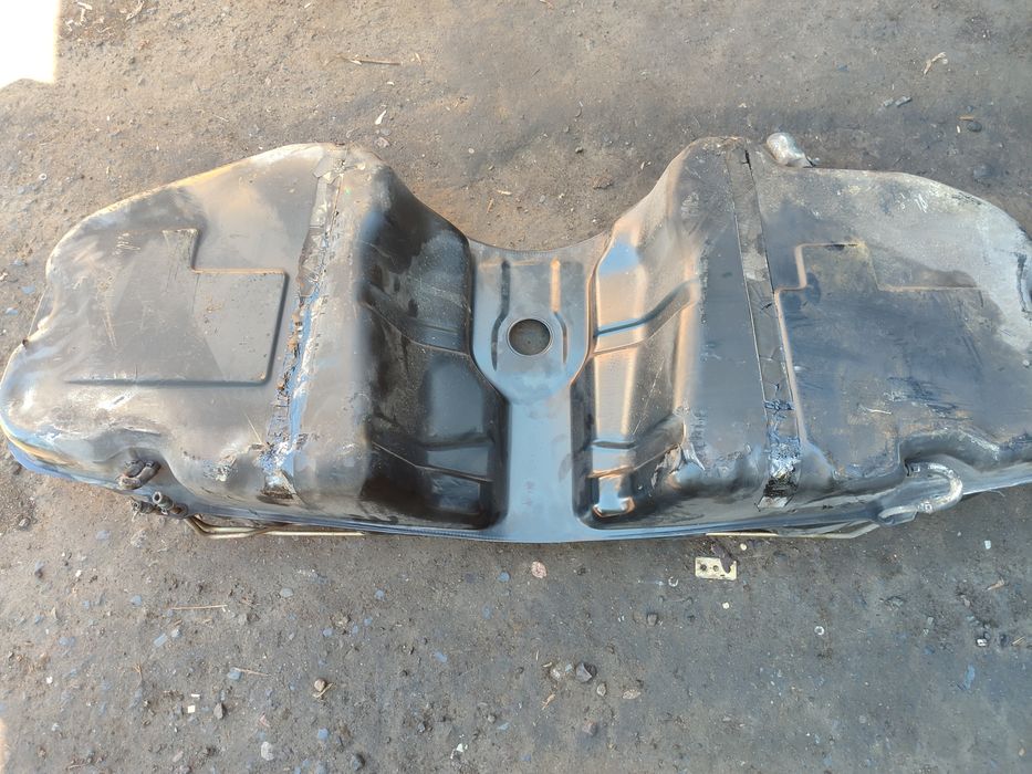 Продам бензобак BMW E38