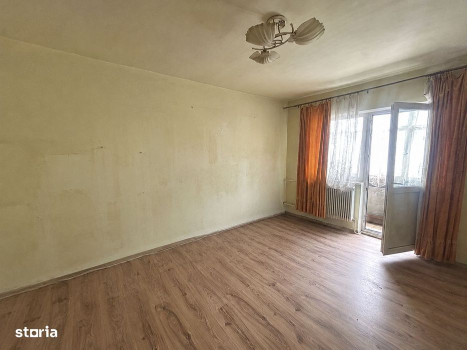 Racadau - Garsoniera de renovat, etaj 1/6, balcon generos!