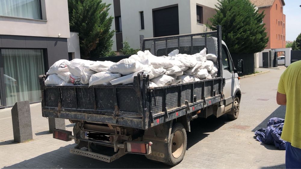 Transport moloz debarasare mobila veche evacuare moloz