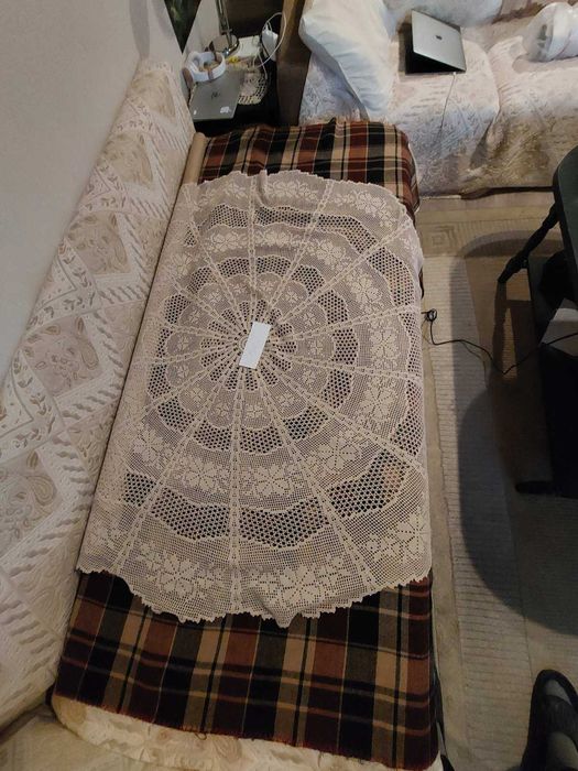 Предлагам плетени на една кука покривки за маса,ед.легла и спалня