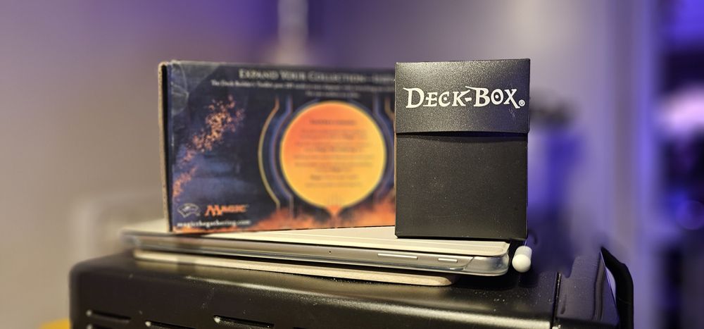 Joc de colecție - Magic The Gathering + Extra Deck Box 65 cards