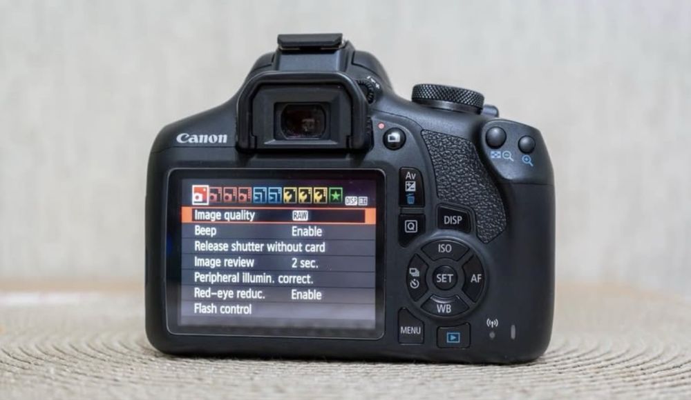 6600 кадъра + подарък чанта DSLR фотоапарат CANON EOS 2000D
