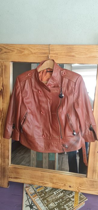 Кожени якета носени и едното е ново.