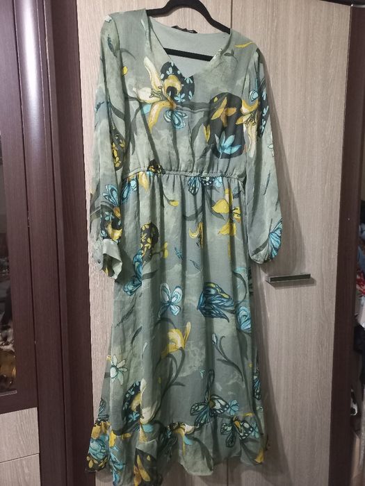 Rochie lungă,  elegantă,  cu volan la tiv .