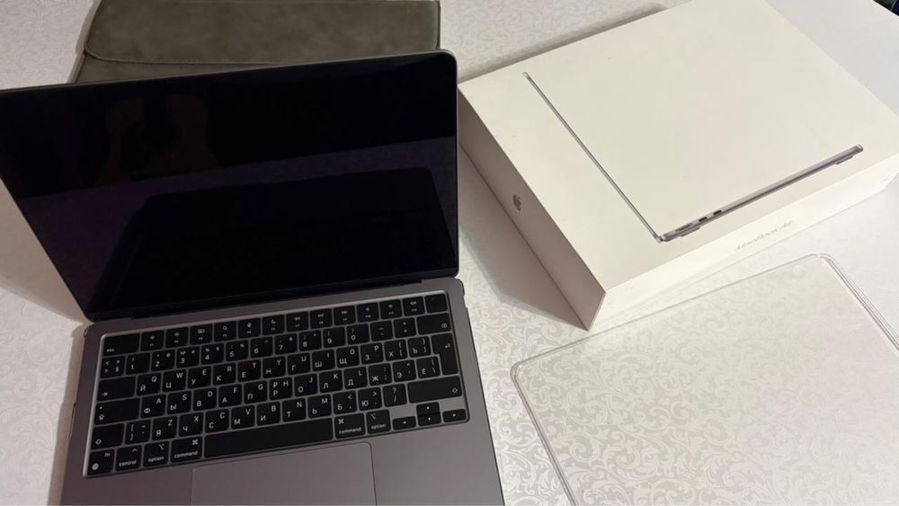 Продам Продам MacBook Air M2 13” (Space Gray)