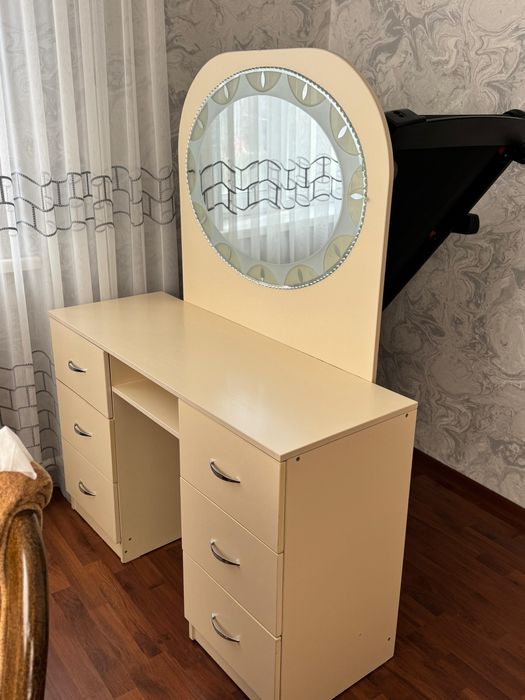 Комод с зеркалом