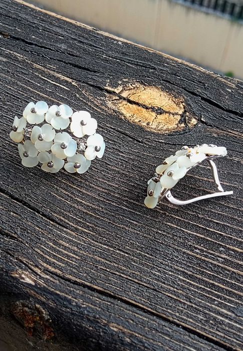 Сребърни обеци с естествен седеф и фианити (изкуствени диаманти)