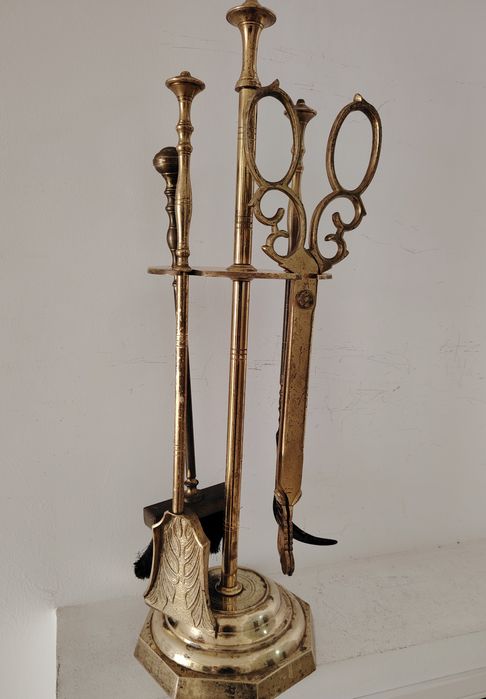 Set deosebit de ustensile pentru șemineu din bronz masiv ,piese cu o lucrătură de o foarte mare finețe ,piese masive h 60 cm