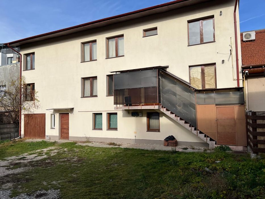 Vand Casa in Cluj pe strada Paris .