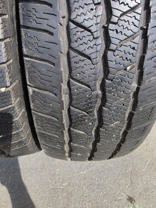 2 бр.  гуми за бус  205/70/15C Continental 9 mm DOT 4516
