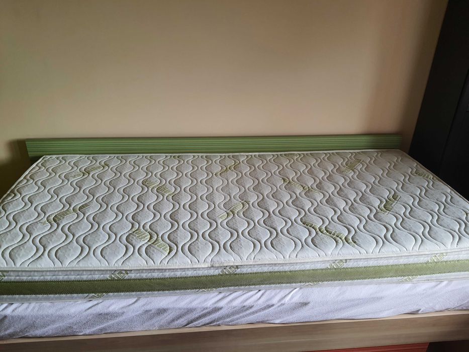 Продавам употребяван двулицев матрак Magniflex 90/200 см.