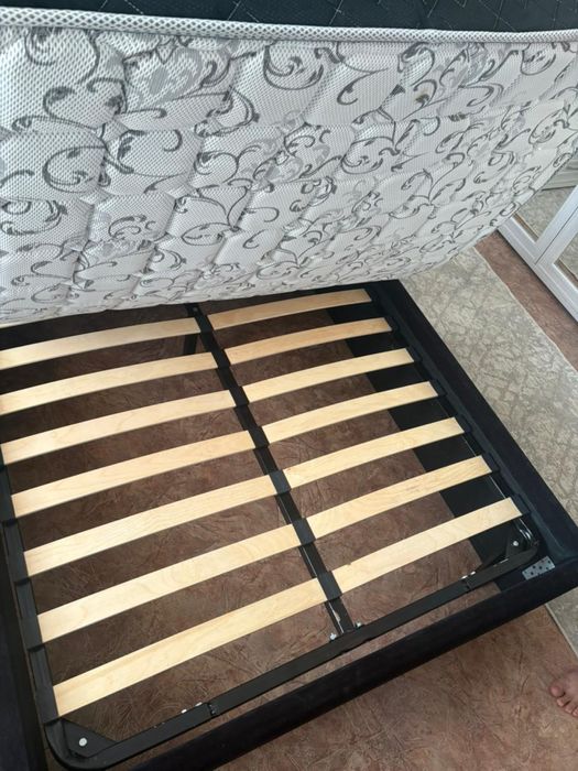 Продам кровать с матрасом