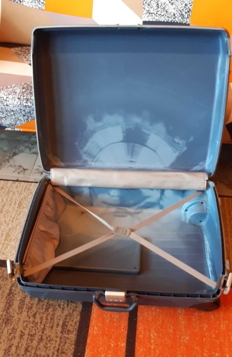 Продавам голями твърди куфари за пътуване