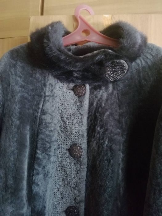 Продам женскую шубу.