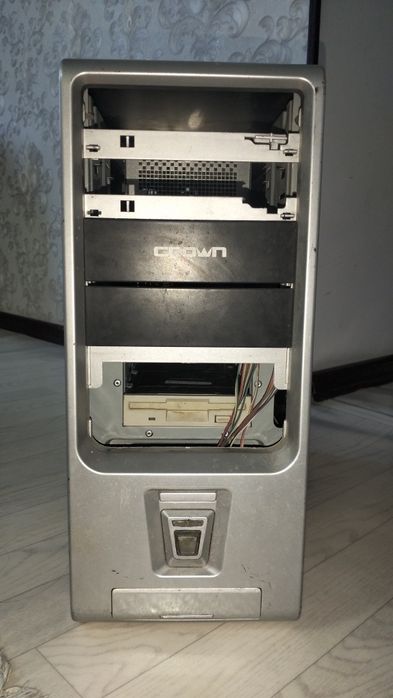 Старый компьютер Intel Pentium 4