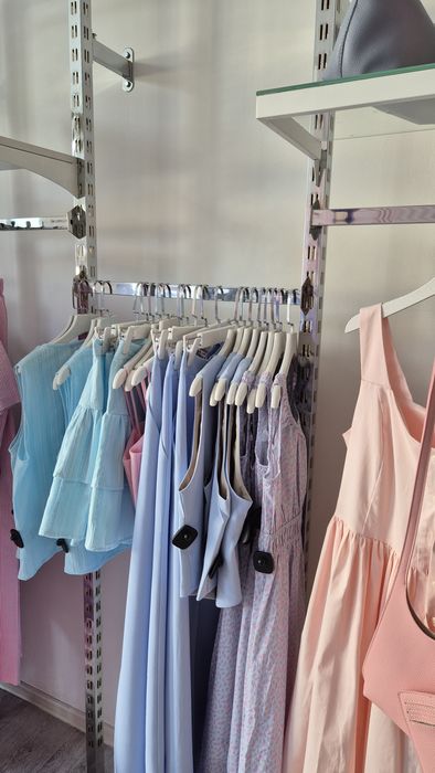 Торговое оборудование. Вешалки, стеллажи, витрина для магазина.