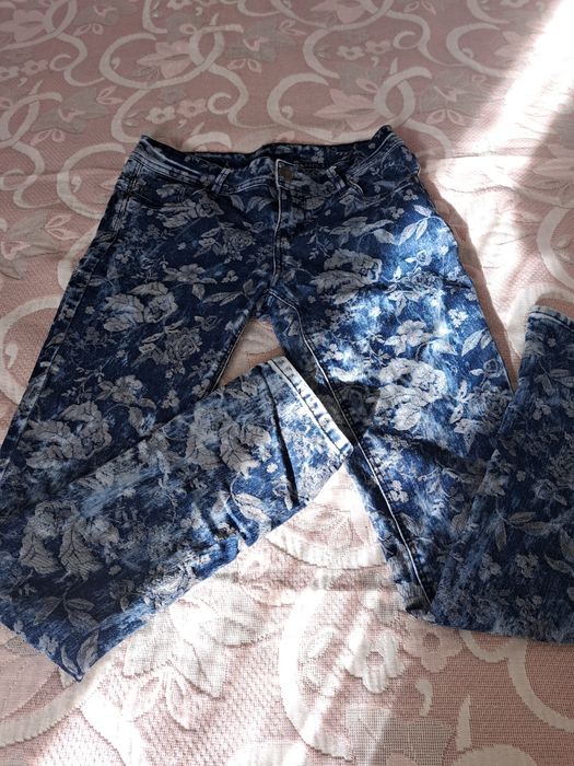 Дънки с флорални мотиви