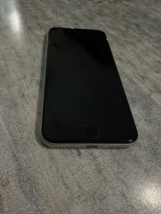 Продам Iphone SE 2020