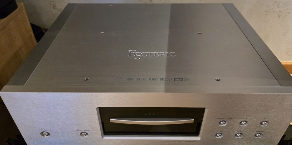 Esoteric UX-1 – High-End Universal SACD/CD/DVD-A Player